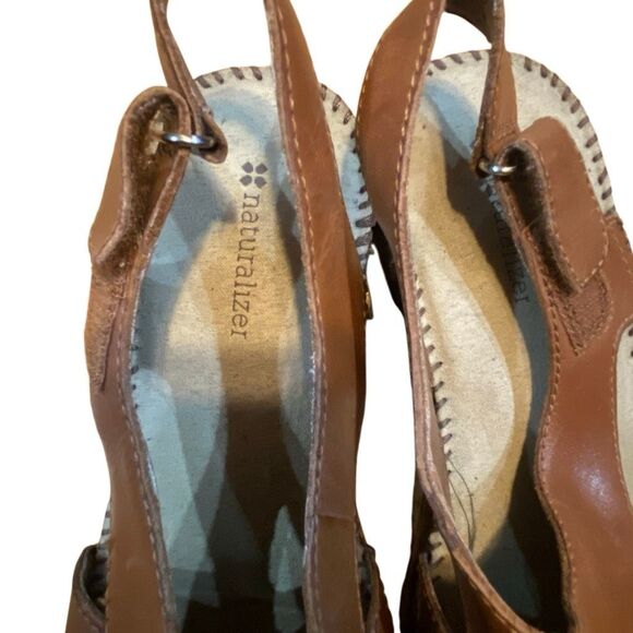 Naturalizer upper leather Miami size 7 1/2 torsey sandal with slight heel brown - Picture 2 of 8